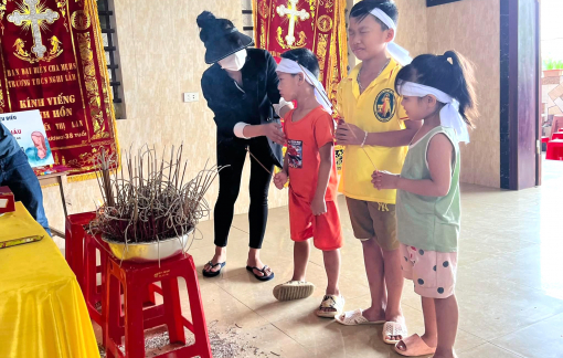 Đỡ đầu cho 3 đứa trẻ mồ côi vì bố mẹ bị lũ cuốn trôi