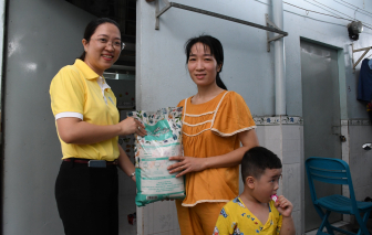 Phụ nữ cùng nhau dọn rác, nạo vét cống rãnh, tặng quà cho trẻ em và công nhân khó khăn