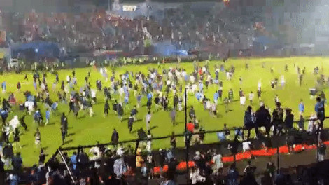 127 người thiệt mạng vì hỗn chiến trong 1 trận bóng đá ở Indonesia