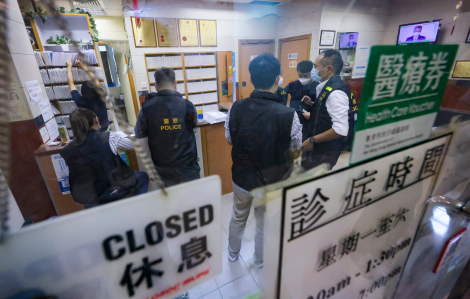 Hồng Kông: 370 nhân viên bị nghi ngờ sử dụng giấy miễn trừ tiêm chủng COVID-19 giả