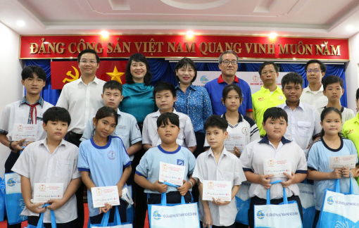 Tiếp sức cho 34 trẻ em mồ côi vì COVID-19