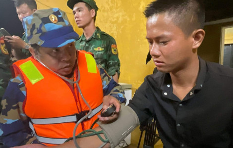 Cứu sống 9 ngư dân bị chìm tàu trên vùng biển Thừa Thiên - Huế