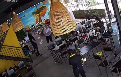 Đình chỉ công tác phó phòng ném tiền tung tóe trong quán ăn