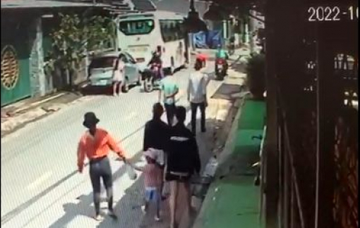 Quay clip em gái bị đánh sau va chạm giao thông, người phụ nữ bị hành hung đến nhập viện