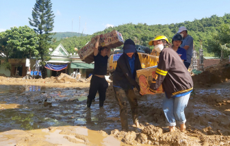 Lội bùn vác mì gói, nước sạch tiếp tế người dân mất nhà sau lũ quét