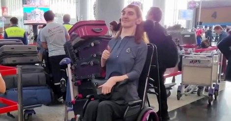Người phụ nữ cao nhất thế giới hạnh phúc khi lần đầu được đi máy bay