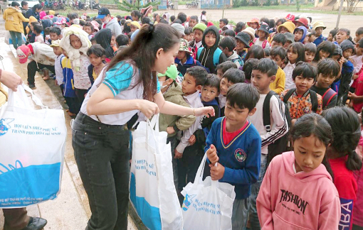 Đến với học sinh Cill Cus trong ngày mưa bão
