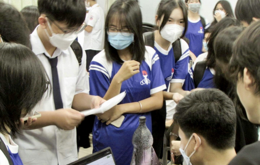 Cấm tư vấn du học trong trường: Để học sinh tự bơi?