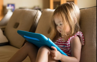 Cho trẻ  sử dụng thiết bị điện tử bao lâu là tốt?