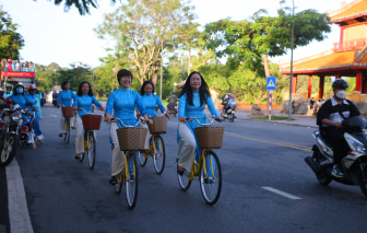 Phụ nữ Huế đạp xe quảng bá “áo dài với giao thông xanh”