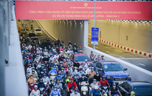 Hầm chui Lê Văn Lương vừa khánh thành đã ùn tắc