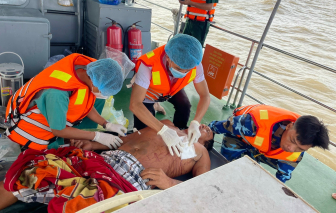 Cấp cứu ngư dân bị đâm trọng thương ở vùng biển Bến Tre