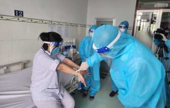Đoàn công tác Bộ Y tế thăm hỏi bệnh nhân mắc bệnh đậu mùa khỉ ở TPHCM