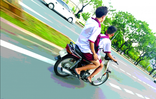 Học sinh phóng xe máy: Nguy hiểm chực chờ