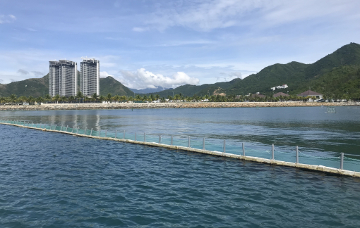 Một doanh nghiệp giăng phao nổi chiếm dụng mặt biển ở Nha Trang