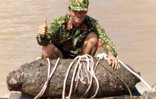 Phát hiện quả bom còn nguyên ngòi nổ nặng trên 350kg ở biển Trà Vinh