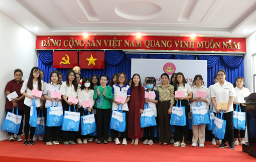 35 nữ sinh viên được tiếp sức đến giảng đường