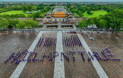 Phụ nữ Huế mặc áo dài nhảy “Xinh tươi Việt Nam”