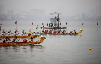 Người dân đội mưa xem bơi chải thuyền rồng trên hồ Tây