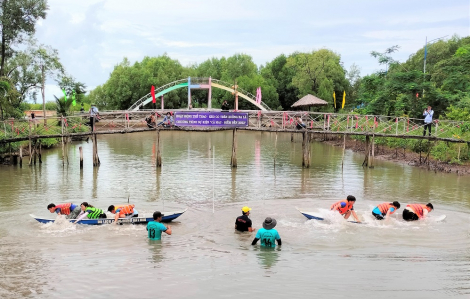 Độc lạ trò chơi kéo co trên xuồng ba lá tại Đất Mũi