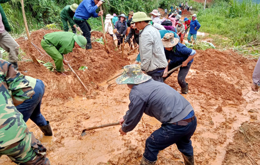 Đường độc đạo bị lũ quét “nuốt chửng”, hàng trăm người được huy động sửa chữa