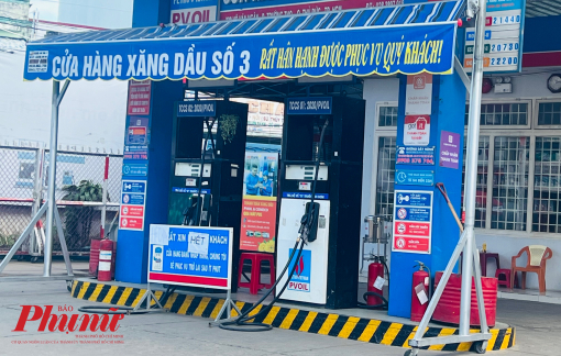 Nhiều cửa hàng treo biển hết xăng, có nơi chỉ bán 20.000 đồng