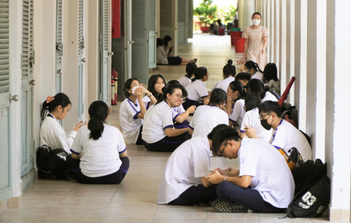 Phụ huynh mệt mỏi vì những khoản phí “trời ơi”