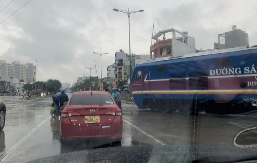 Vụ xe lửa đến nhưng rào chắn chưa đóng: Nhân viên đường sắt giải trình