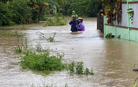 Quảng Ngãi: Nước ngập nhà, chính quyền di dời dân