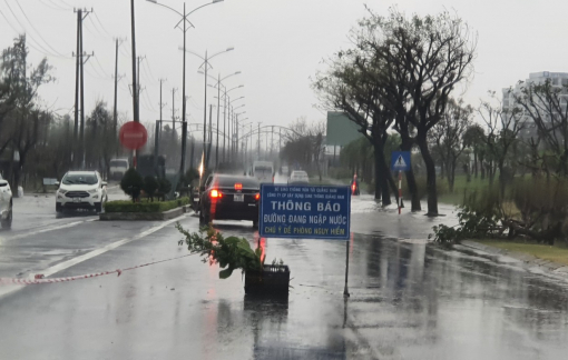 Mưa lớn, đường huyết mạch Đà Nẵng - Hội An bị ngập sâu nhiều điểm