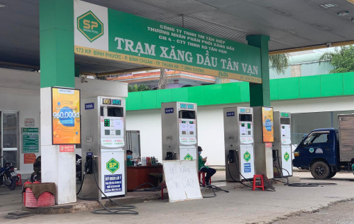 Nhiều cây xăng ở Bình Dương treo biển hết xăng và bán nhỏ giọt