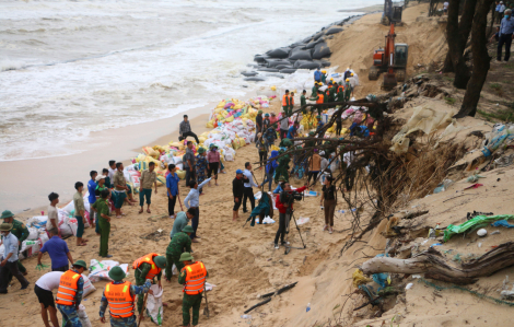 Bộ đội cùng dân tham gia ứng cứu khẩn cấp sạt lở bờ biển