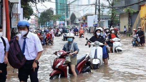 Cần Thơ: Hỗ trợ người dân đi lại vì triều cường dâng quá cao