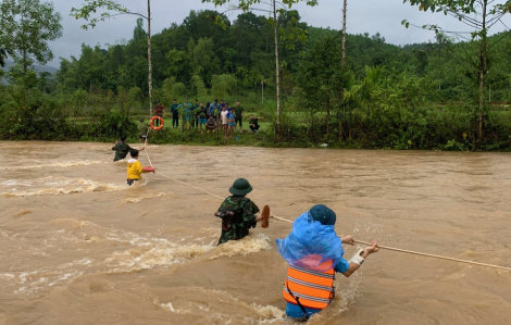 Vượt qua dòng nước chảy xiết đưa người dân đến nơi an toàn
