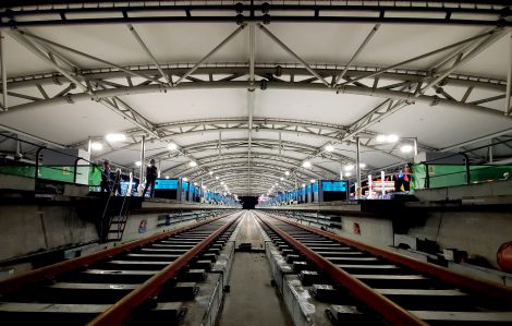 Thi công xuyên đêm trong nhà ga lớn nhất tuyến metro số 1 Bến Thành - Suối Tiên