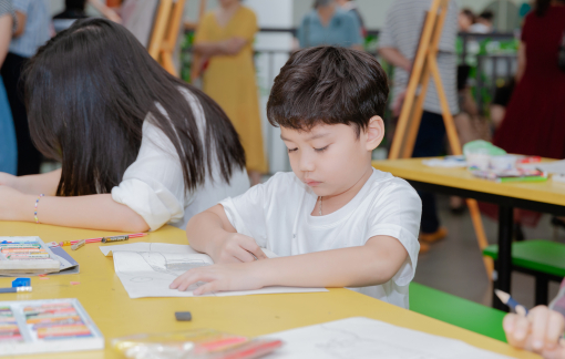 "Hoạ sĩ nhí" vẽ tranh truyền thông điệp về lòng yêu nước