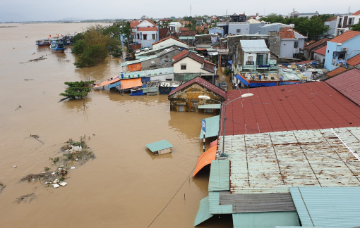 Mưa đã ngớt, Hội An vẫn còn "chìm" trong biển nước