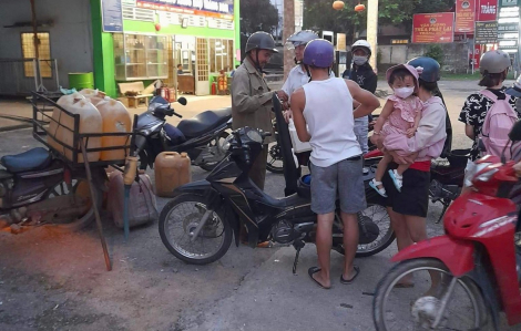 Người dân Đồng Nai tranh nhau mua xăng lẻ giá “chợ đen”