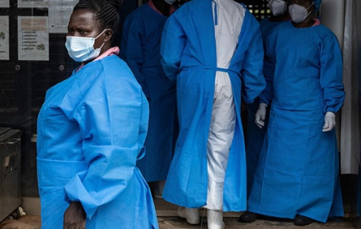 Uganda cấm các thầy lang chữa bệnh cho người mắc Ebola