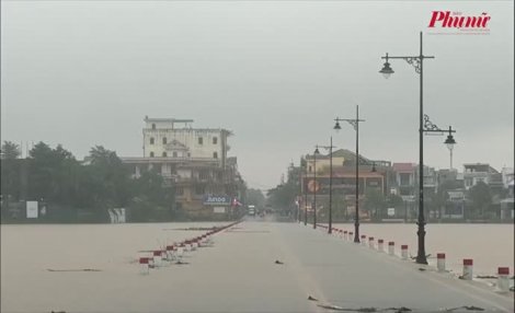 Huế ngập sâu trong nước