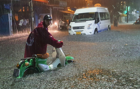 Đà Nẵng, Quảng Nam mưa như trút, đường phố ngập sâu, người dân bì bõm dắt xe về nhà