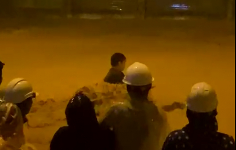 Đà Nẵng: Đường biến thành sông dữ, quân đội điều xe đặc chủng đi cứu dân