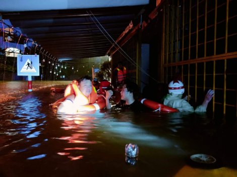 Trắng đêm cứu dân tại Đà Nẵng, Huế