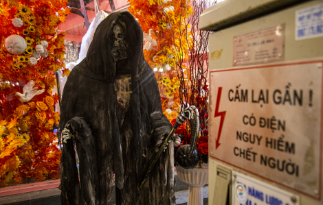 Phố Hàng Mã ngập tràn đồ hóa trang kinh dị trước lễ hội Halloween