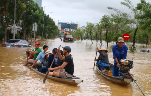 Cố đô Huế ngập chìm trong biển nước