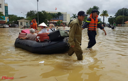 Khách Tây đi đò tham quan khi cố đô Huế ngập