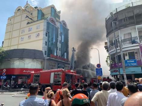 Cháy lớn sát chợ Bến Thành