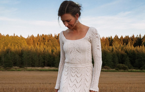 Đam mê len, nữ YouTuber tự tay đan thủ công chiếc váy cưới trong 200 giờ