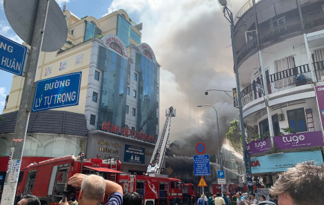 Đang cháy lớn quán bar sau chợ Bến Thành