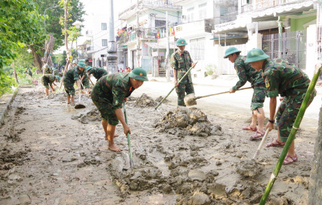 Thừa Thiên- Huế: Bộ đội giúp dân khắc phục hậu quả sau lũ